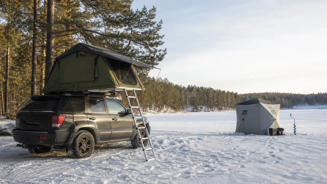Einsatzbereich Winterzelt für Overlanding: ein geöffnetes Softshell-Dachzelt auf einem Geländewagen im Schnee, daneben ein Eisangelzelt