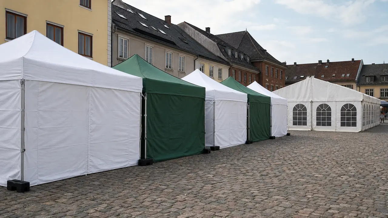 Weißer Faltpavillon, bedruckter Verkaufspavillon, PVC-Partyzelt und Glockenzelt aus Canvas auf einer offenen Veranstaltungswiese